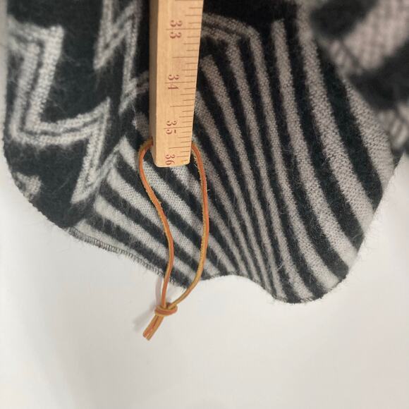 Akira Southwest Black Gray Print Western Poncho One Size Women’s Aztec - Picture 5 of 7